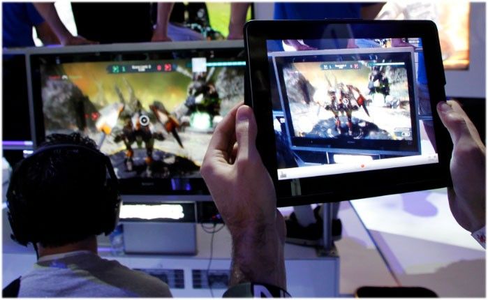 A man uses an Apple iPad to record a man playing quotStar Hawkquot on the PlayStation 3 PS3 during the Electronic Entertainment Expo or E3 in Los Angeles June 7, 2011