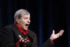 Actor and comedian Jerry Lewis takes questions from a reporter during the encore session for &#039;&#039;The Method to the Madness of Jerry Lewis&#039;&#039; at the Summer Television Critics Association Cable Press Tour in Beverly Hills, California
