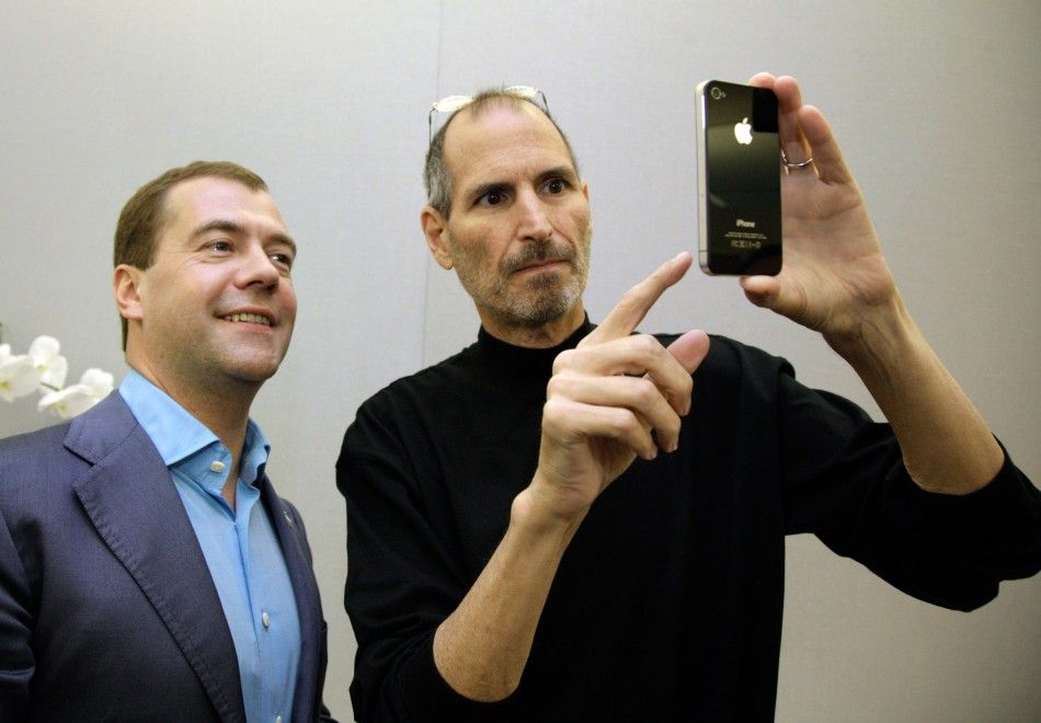 Apple chief executive Steve Jobs R shows an iPhone 4 to Russias President Dmitry Medvedev during his visit to Silicon Valley in Cupertino