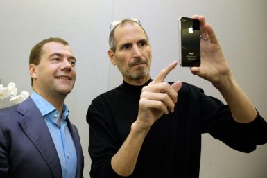 Apple chief executive Steve Jobs (R) shows an iPhone 4 to Russia's President Dmitry Medvedev during his visit to Silicon Valley in Cupertino