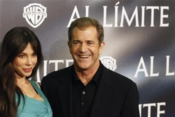 Actor Mel Gibson (R) and Oksana Grigorieva pose during the Spanish premiere of the film &#039;&#039;Edge of Darkness&#039;&#039; in Madrid