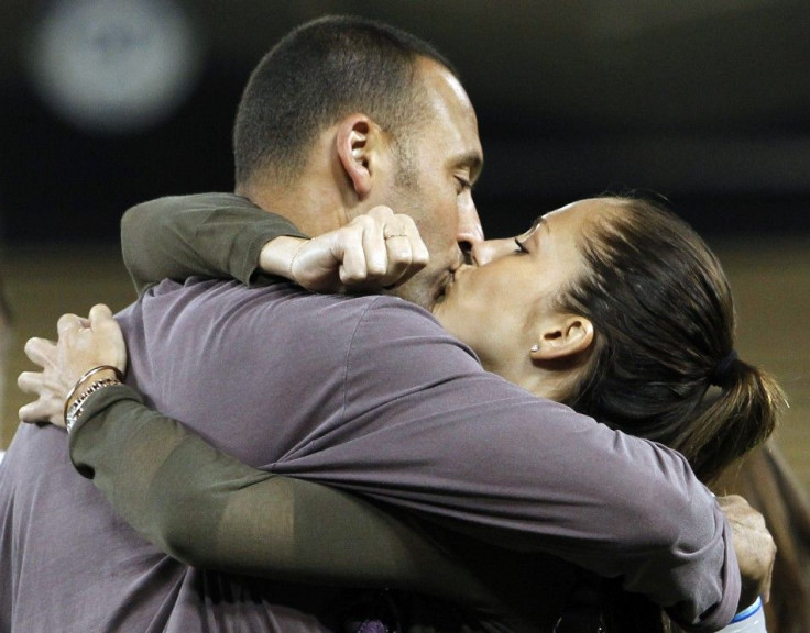 Derek Jeter and actress Minka Kelly kiss