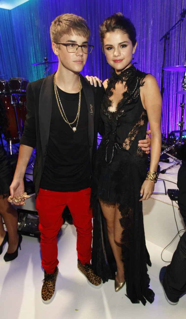 Singers Justin Bieber and Selena Gomez arrive at the 2011 MTV Video Music Awards in Los Angeles