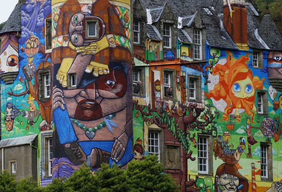 Earl of Glasgow Asks to Keep Controversial Graffiti Mural on Family Castle.