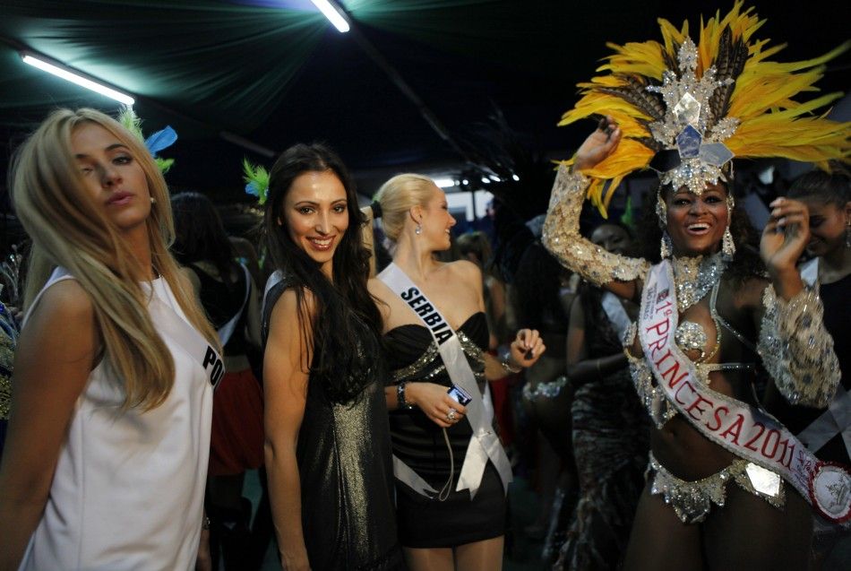 Miss Universe 2011 Contestants Does Samba in Brazil PHOTOS.