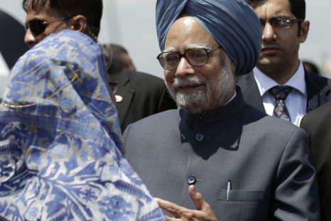 Indian PM Singh talks to his Bangladeshi counterpart Hasina upon his arrival in Dhaka