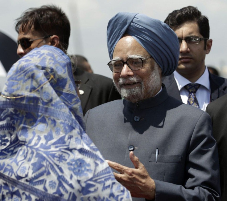 Indian PM Singh talks to his Bangladeshi counterpart Hasina upon his arrival in Dhaka