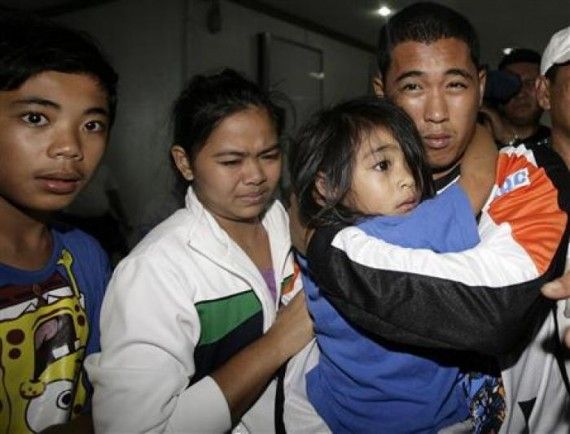Survivors of a ferry that sunk in central Philippines arrive in Batangas port, south of Manila December 27, 2009. 