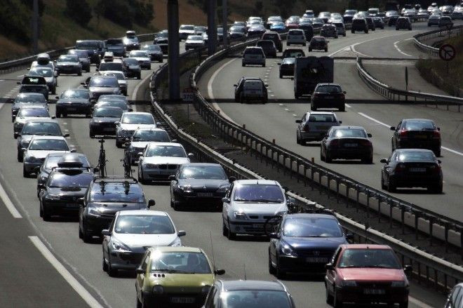 Americans with brains and bucks are more distracted drivers, according to an online poll.