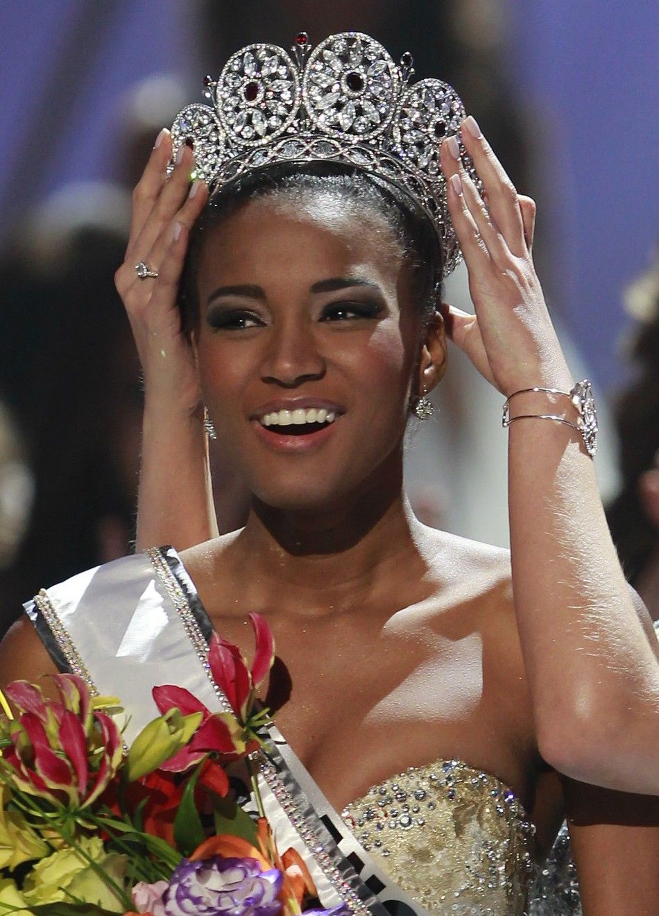 Miss Angola Leila Lopes is crowned by Miss Universe 2010 Ximena Navarrete of Mexico after being named Miss Universe 2011 during the Miss Universe pageant in Sao Paulo 