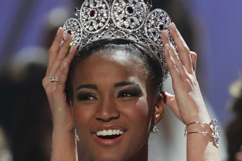 Miss Angola Leila Lopes is crowned by Miss Universe 2010 Ximena Navarrete of Mexico after being named Miss Universe 2011 during the Miss Universe pageant in Sao Paulo 