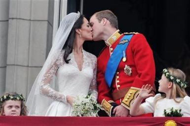 Britain&#039;s Prince William and his wife Catherine, Duchess of Cambridge kiss on the balcony of Buckingham Palace