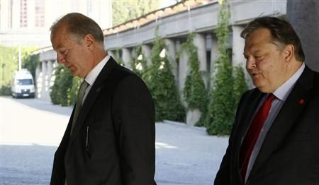 Greece's Finance Minister Evangelos Venizelos (R) and Greek central bank chief George Provopoulos