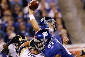 Giants' Manning throws pass 