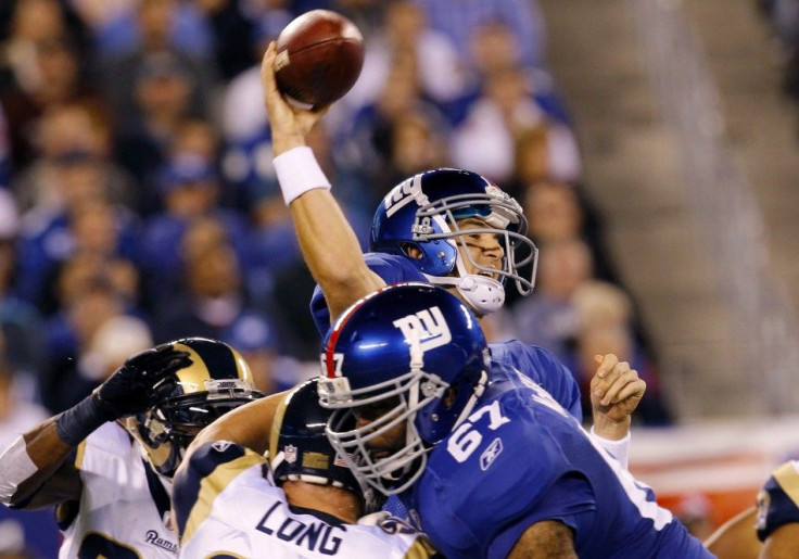 Giants' Manning throws pass 