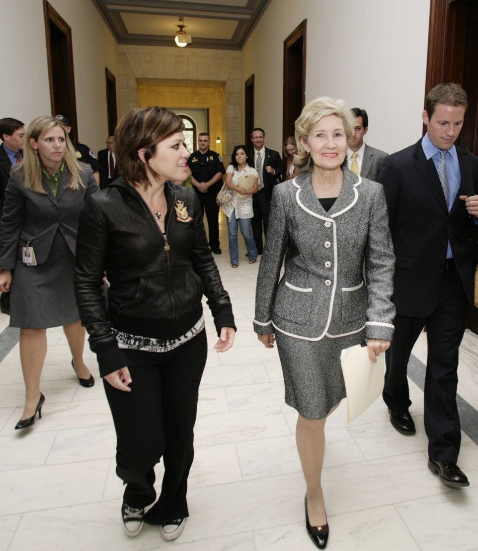 Sen. Kay Bailey Hutchinson meets with Grammy award winner Kelly Clarkson on Capitol Hill