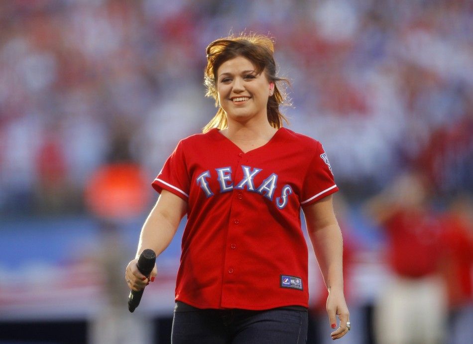 Kelly Clarkson leaves the field after singing the national anthem before Game 3 of Major League Baseballs World Series between the Rangers and the Giants in Arlington