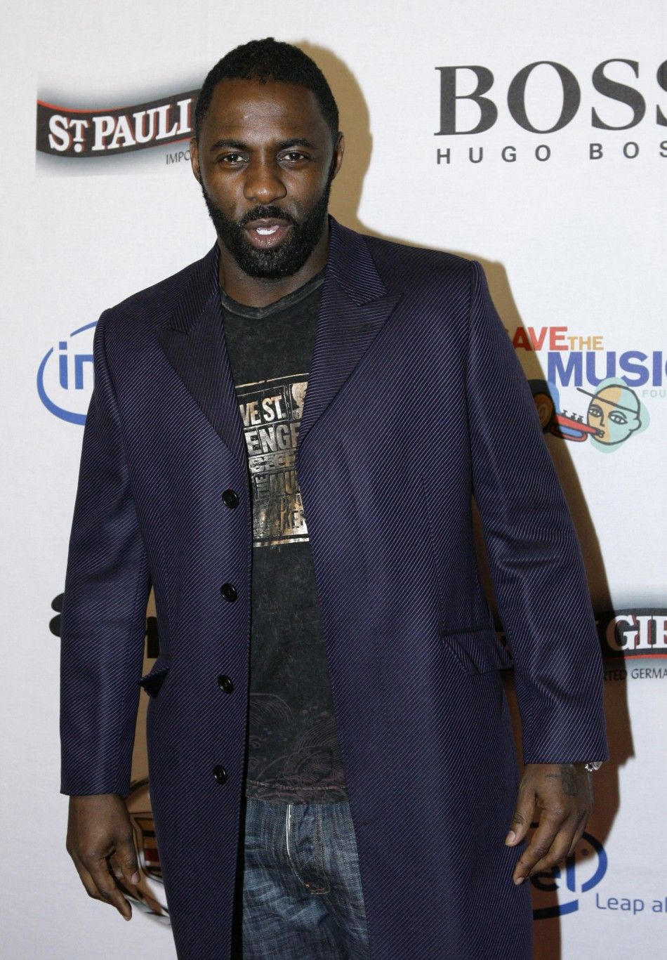 Actor Idris Elba poses for photographers during red carpet arrivals at the VH1 Save The Music Foundations quotVH1 Big Night for a Big Causequot in Beverly Hills December 1, 2006.