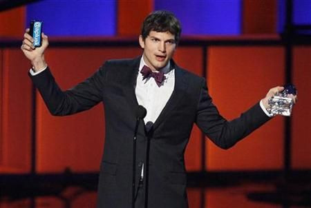Favorite web celeb Kutcher accepts his award at the 2010 People's Choice Awards in Los Angeles