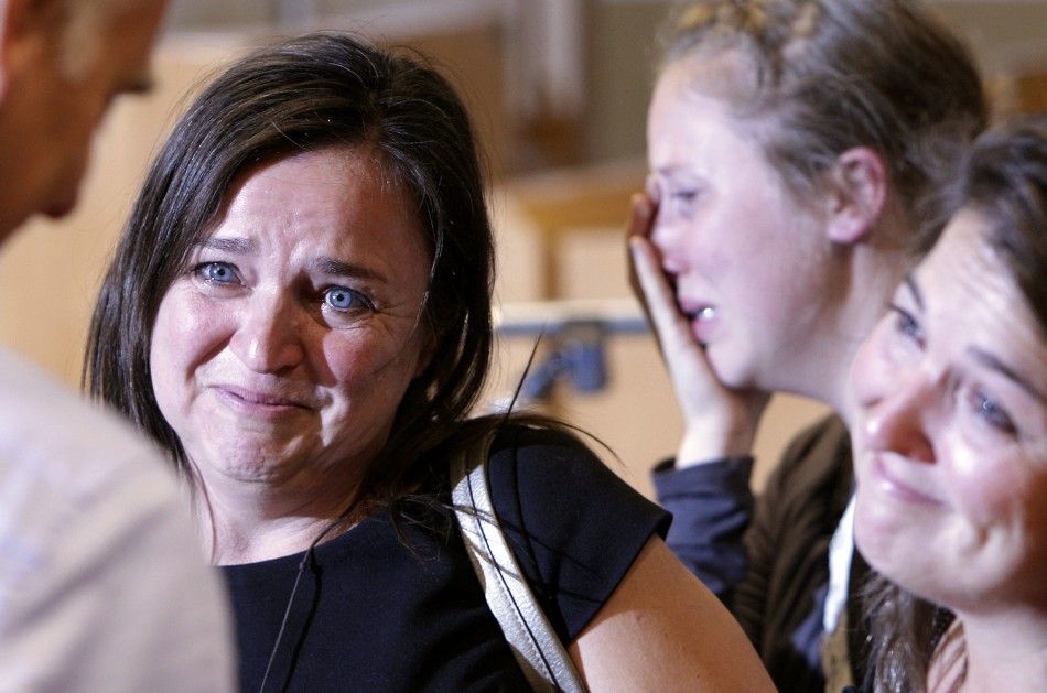 Amanda Knoxs mother Edda Mellas cries in Perugias court after the verdict was read 