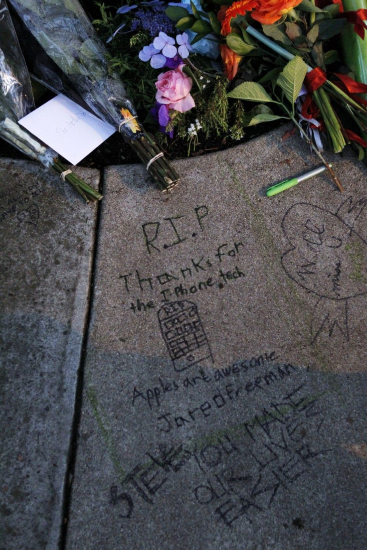 &quot;Thanks for the iPhone,&quot; is written along side a picture of an iPhone on the sidewalk outside the the home of Steve Jobs in Palo Alto