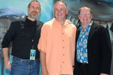 From left to right: Apple chairman Steve Jobs, Walt Disney Studios chairman Dick Cook, and executive producer John Lasseter, at Pixar&#039;s 2003 premiere of Finding Nemo.