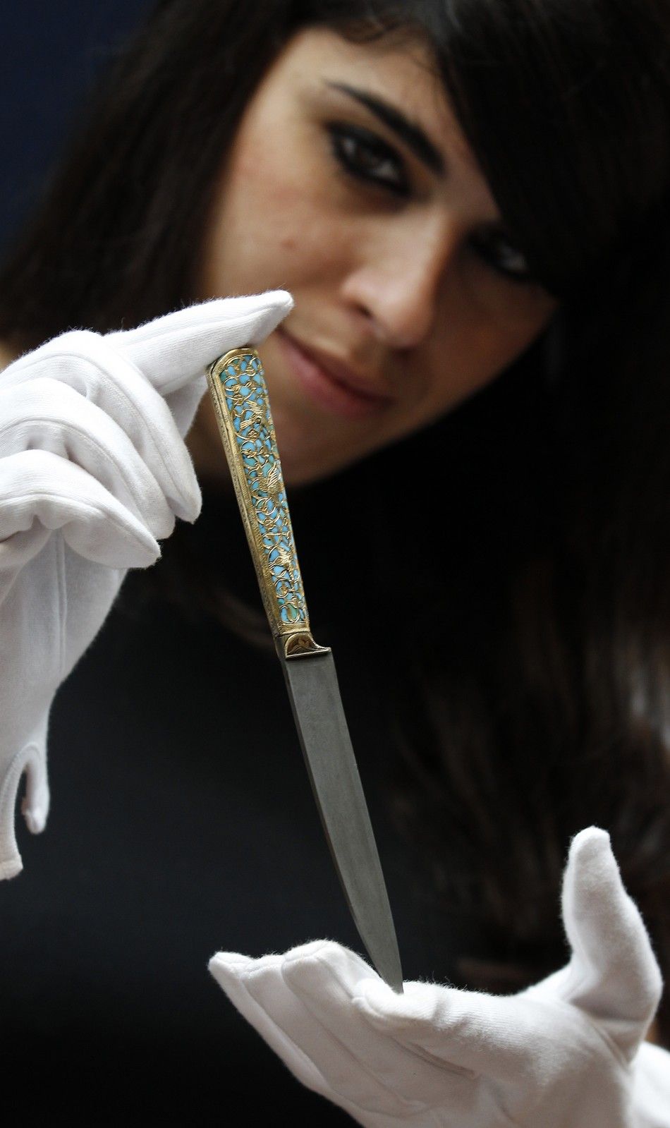 A gold and turquoise-hilted knife valued at 400,000-600,000 650,000-970,000