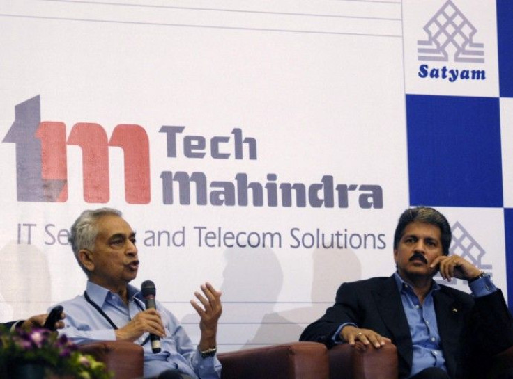 Vineet Nayyar (L), chief executive and managing director of Tech Mahindra, speaks next to Anand Mahindra, chairman of Tech Mahindra, during a news conference in the southern Indian city of Hyderabad April 20, 2009. 