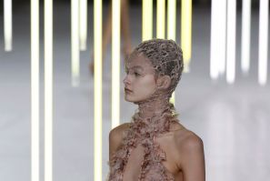 Paris Fashion Week: Sarah Burtons’ Bold and Brilliant Creations for Alexander McQueen Leaves Awestruck [PHOTOS]