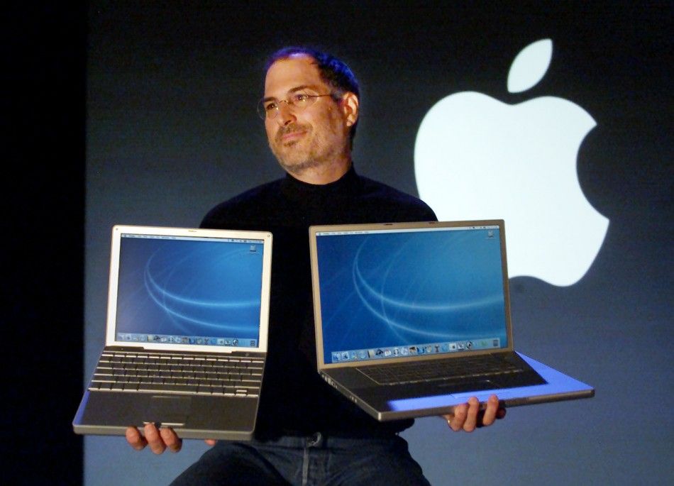  APPLE CEO JOBS INTRODUCES NEW LAPTOP COMPUTERS.