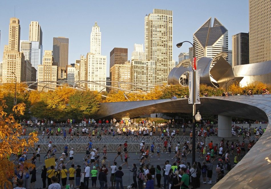 Runners start the Chicago Marathon