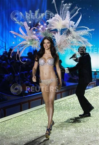 Miranda Kerr to Model Iconic 2.5 Victorias Secret Fantasy Bra PHOTOS