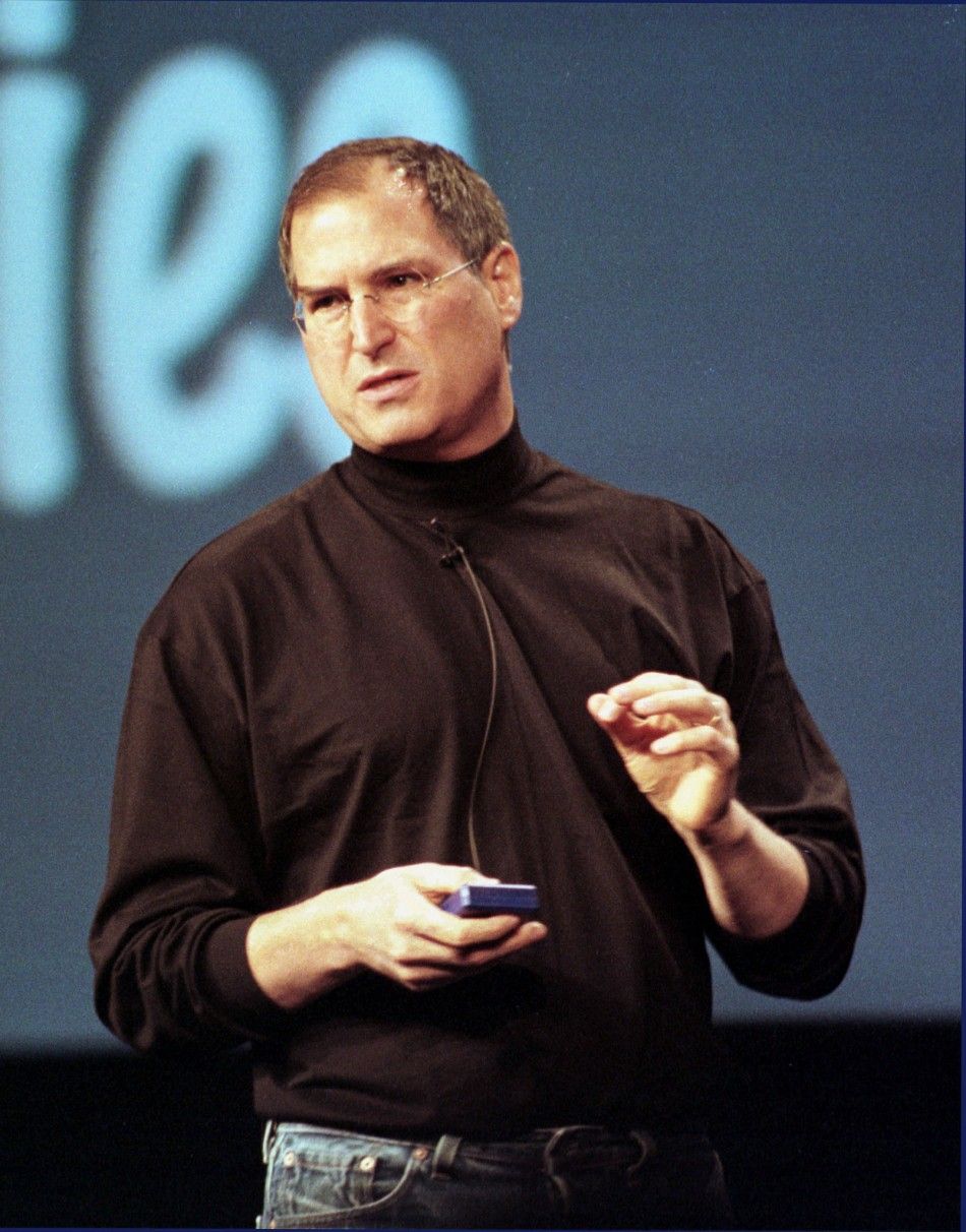 Apple CEO Steve Jobs gestures during his keynote address at Apples Worldwide Developers Conference 2000, at the San Jose Convention Center May 15