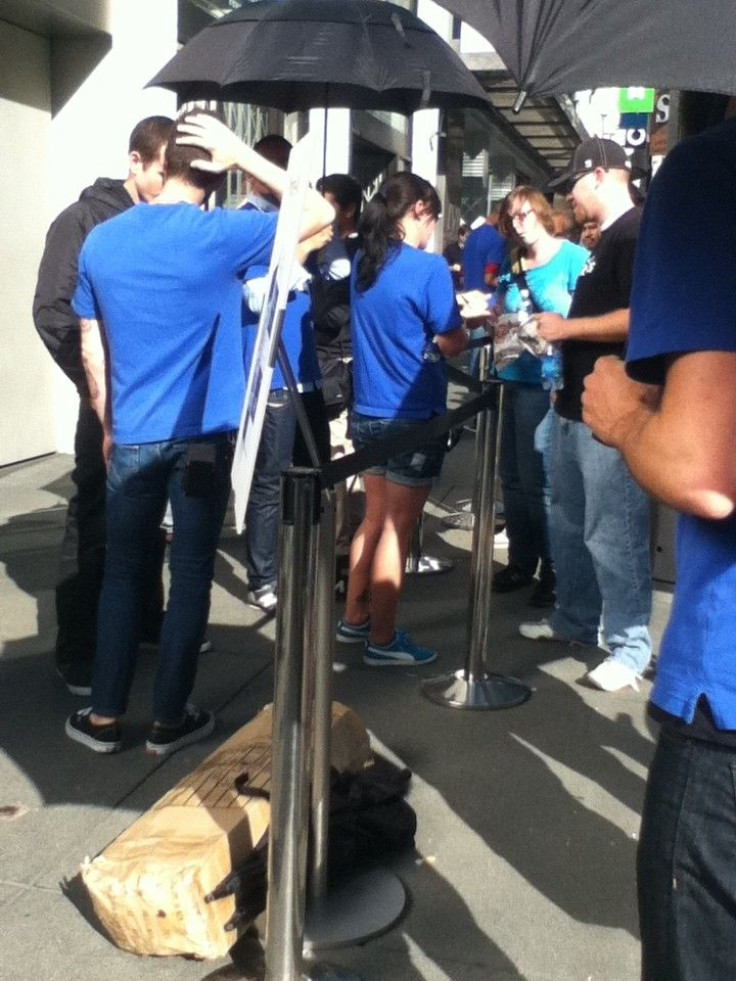 iPhone 4S customers in line