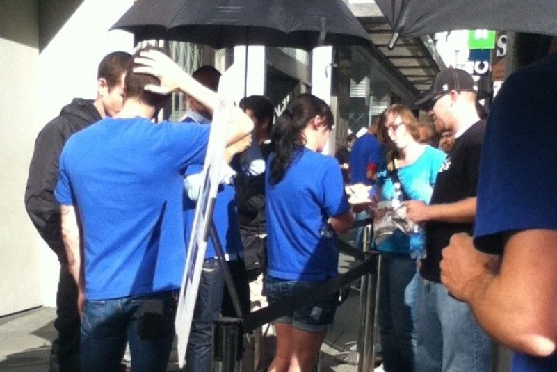 iPhone 4S customers in line