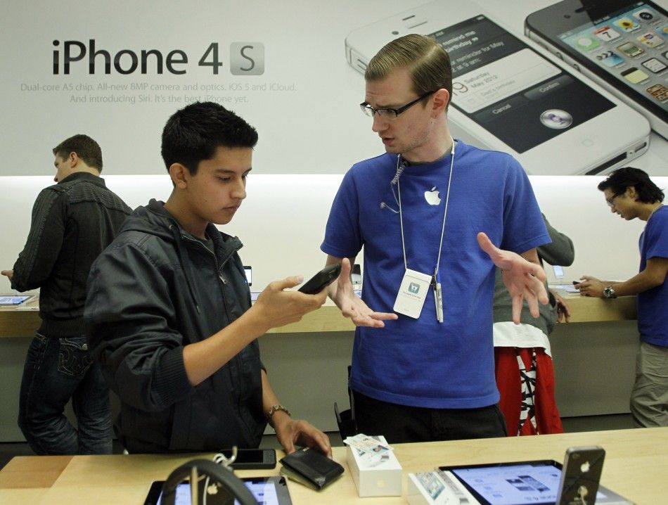 Apple iPhone 4S Lines Stretch Toward 4 Million Sales  