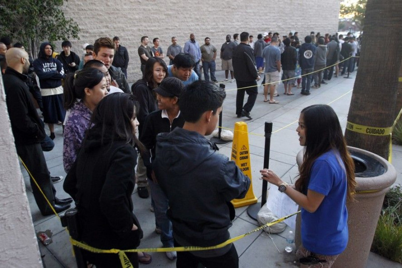 Apple iPhone 4S Lines Stretch Toward 4 Million Sales