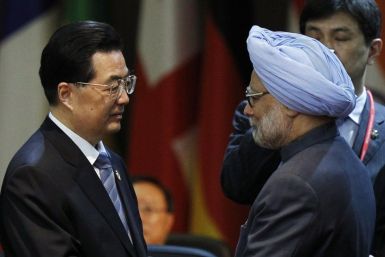 China&#039;s President Hu talks to India&#039;s PM Singh at a plenary session during the Nuclear Security Summit in Seoul