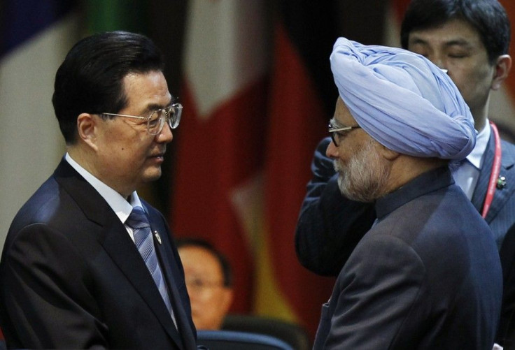 China&#039;s President Hu talks to India&#039;s PM Singh at a plenary session during the Nuclear Security Summit in Seoul