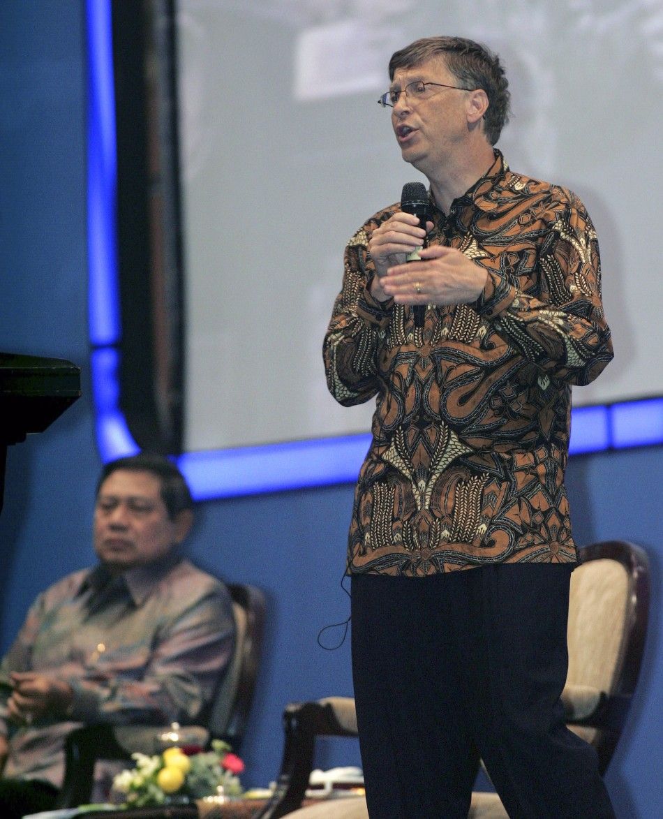 Microsoft Corp Chairman Bill Gates R accompanied by Indonesian president Susilo Bambang Yudhoyono speaks during a presidential lecture held by Indonesian Chamber of Commerce and Industry in Jakarta May 9, 2008. 