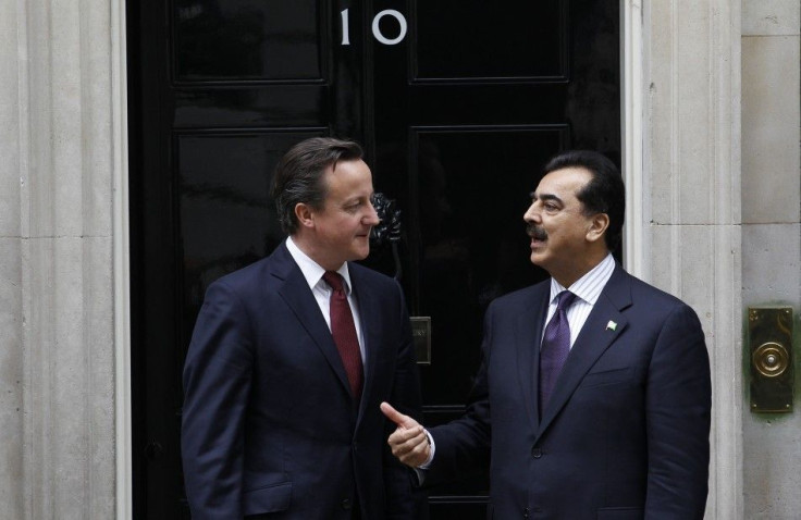 Britain&#039;s Prime Minister David Cameron poses for a photograph with Pakistan&#039;s Prime Minister Yusuf Raza Gilani outside 10 Downing Street in London
