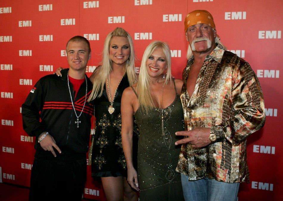 Linda Hogan and her family at the 2006 Grammys