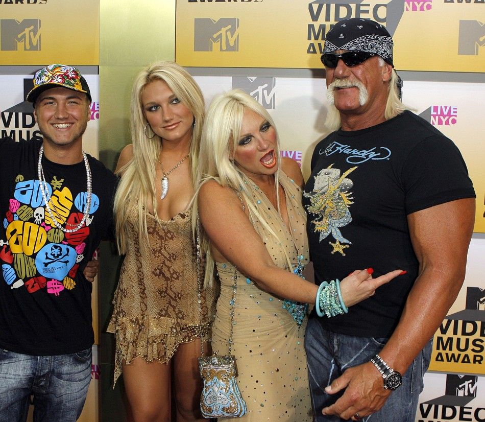 Linda Hogan and her family at the 2006 MTV Movie Awards