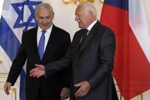 Czech President Klaus welcomes Israel&#039;s PM Netanyahu in Prague