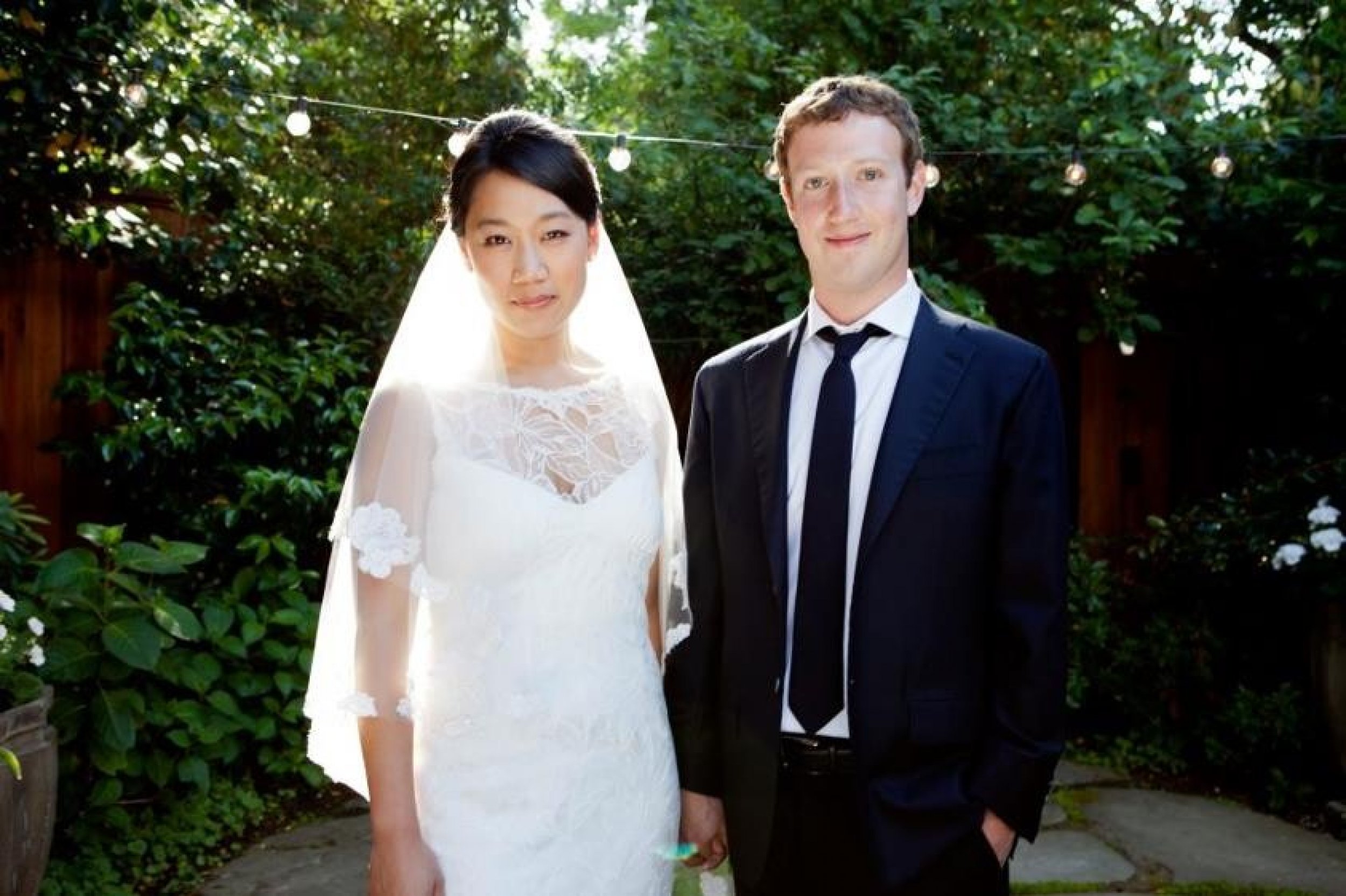 Facebook CEO Mark Zuckerberg And Girlfriend Priscilla Chan Update Status To ?Married? (PHOTOS