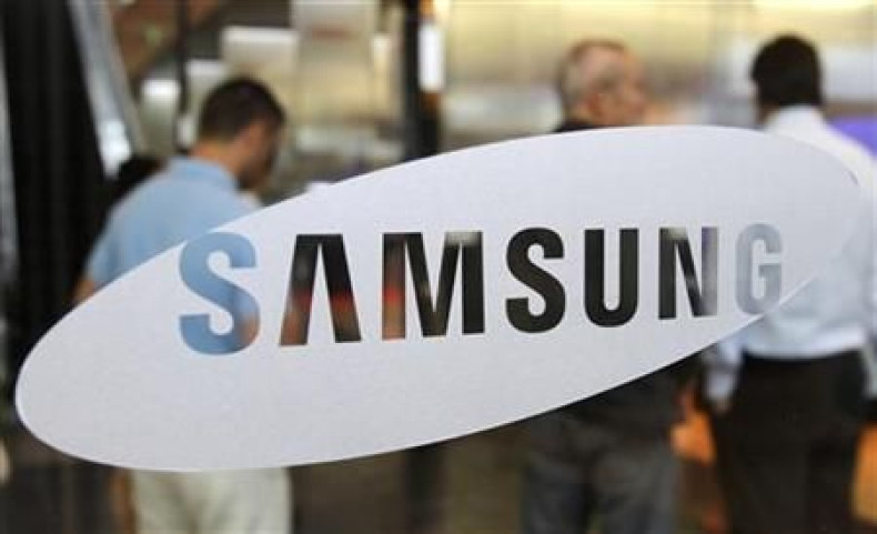 Foreign visitors look around at a showroom displaying Samsung Electronics&#039; products at the company&#039;s headquarters in Seoul