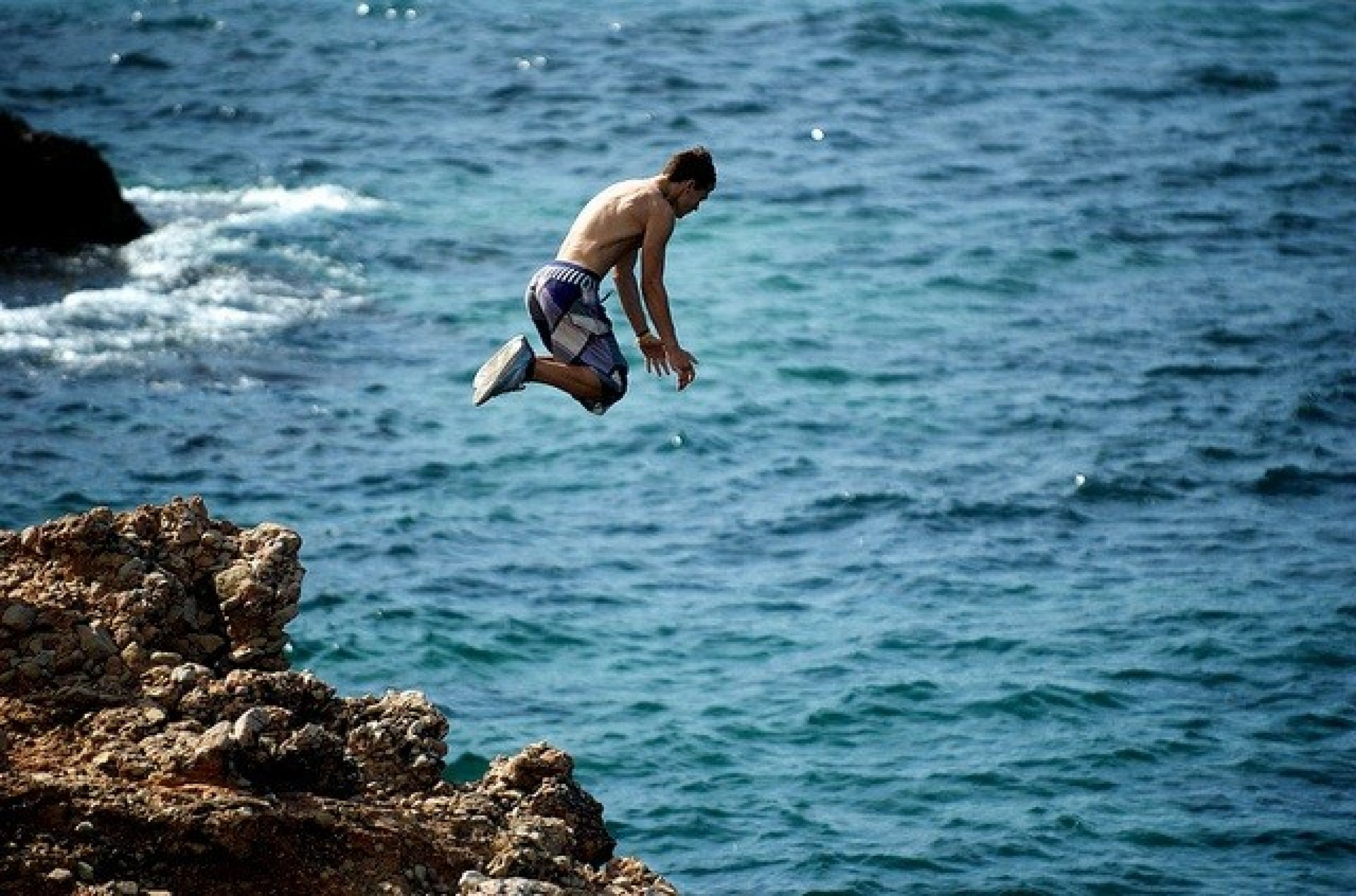 Свободное падение в воде. Прыжок в море. Прыжок со скалы. Человек прыгает со скалы. Прыжок в море со скалы.