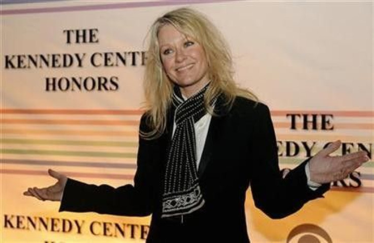 Country singer Shelby Lynne gestures to photographers as she arrives for the 2008 Kennedy Center Honors Gala at the Kennedy Center in Washington