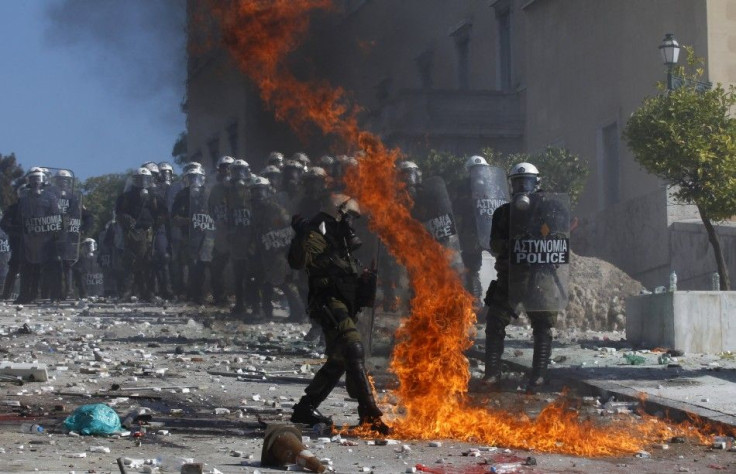 Masked youth throws petrol bomb at police in Athens