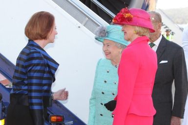 Britain&#039;s Queen Elizabeth talks to Australia&#039;s Governor General Bryce and PM Gillard after her arrival at Canberra&#039;s military airport